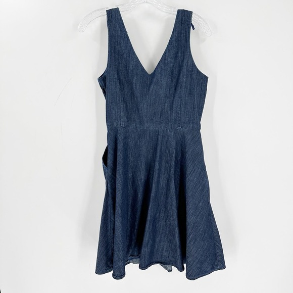 Vineyard Vines Blue Chambray Cotton V-Neck Sleeveless Fit & Flare Dress Size 4 - Picture 3 of 15